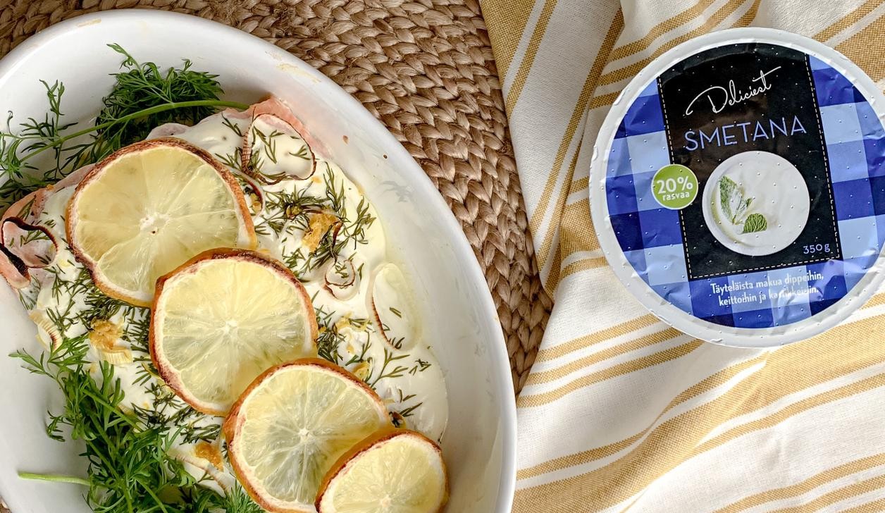 Sargish sochlar qattiq urishdan keyin erkakning jinsiy olatni boylab squirting qiladi